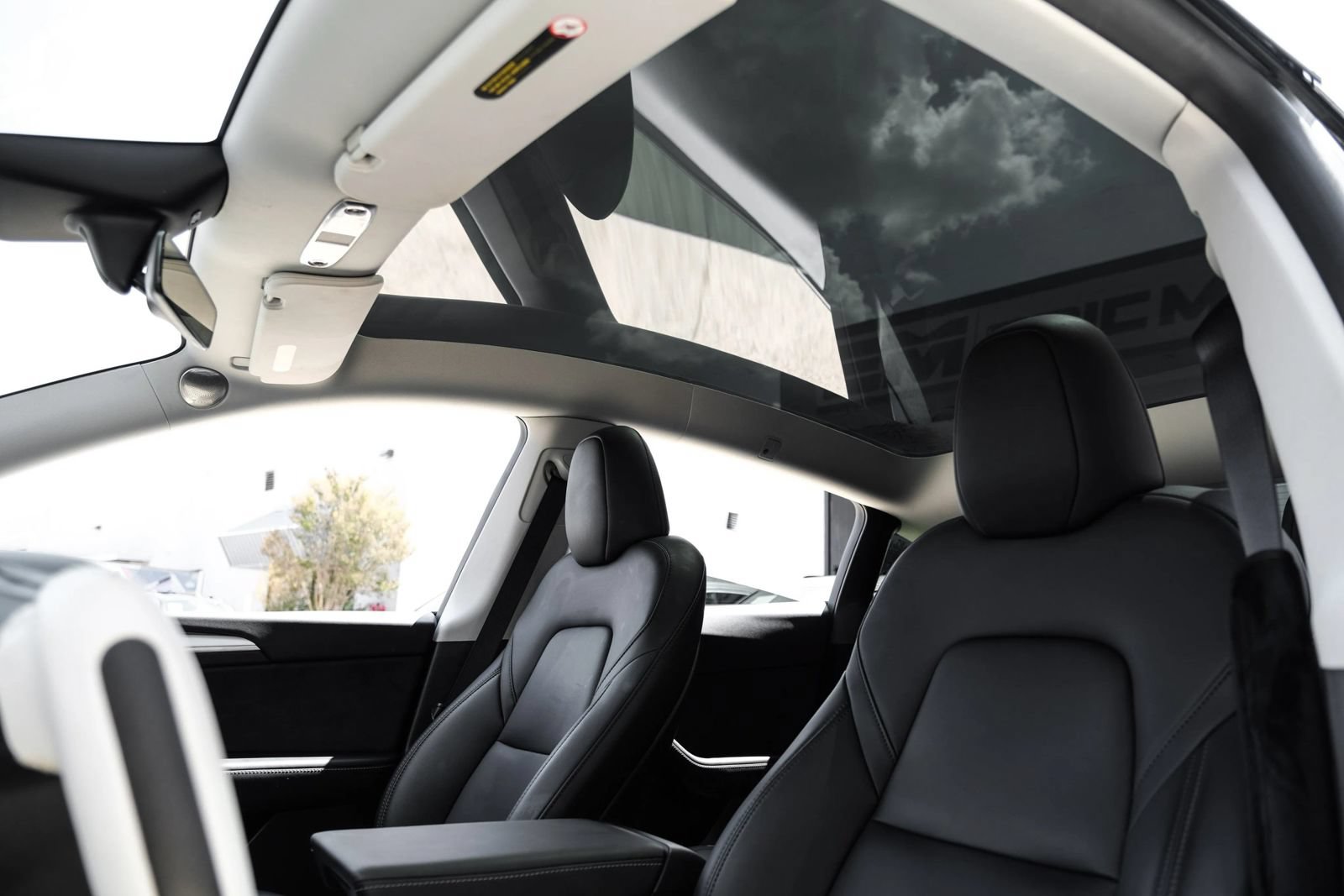 Used 2025 Tesla Model Y Long Range RWD image 4