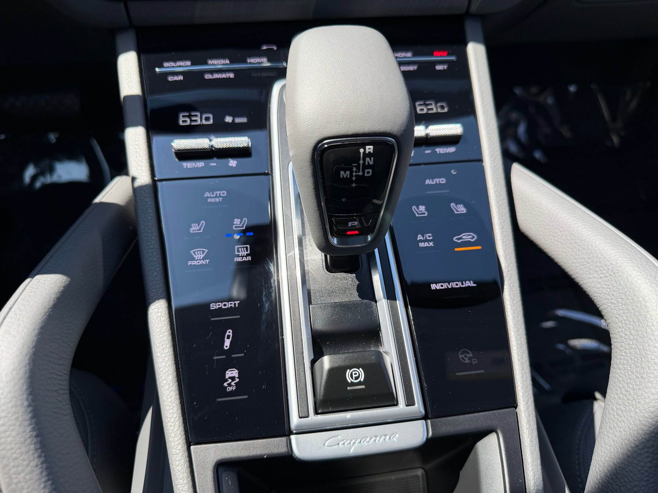 Certified 2023 Porsche Cayenne Platinum Edition image 29