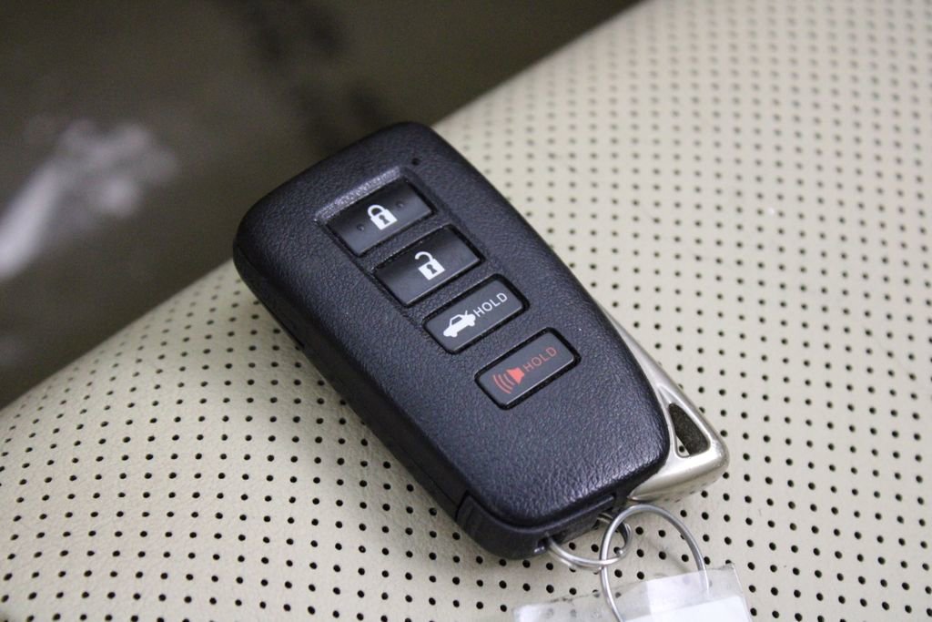 Used 2014 Lexus ES 300h w/ Luxury Package w/Bamboo Trim image 28