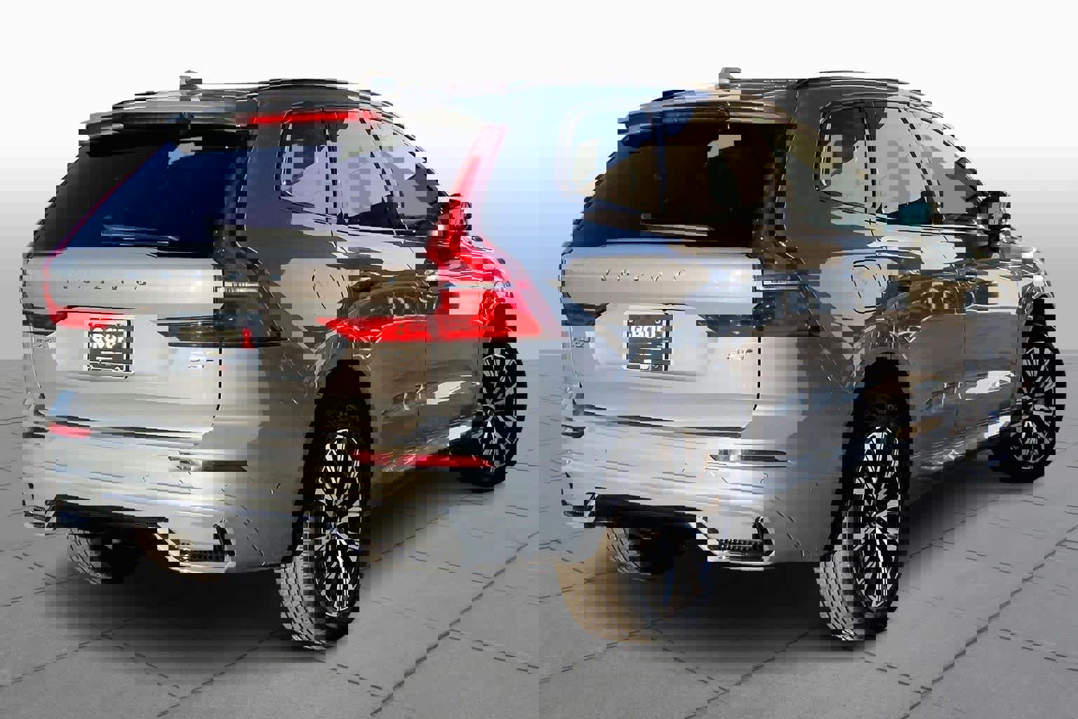 Used 2024 Volvo XC60 B5 Plus image 13