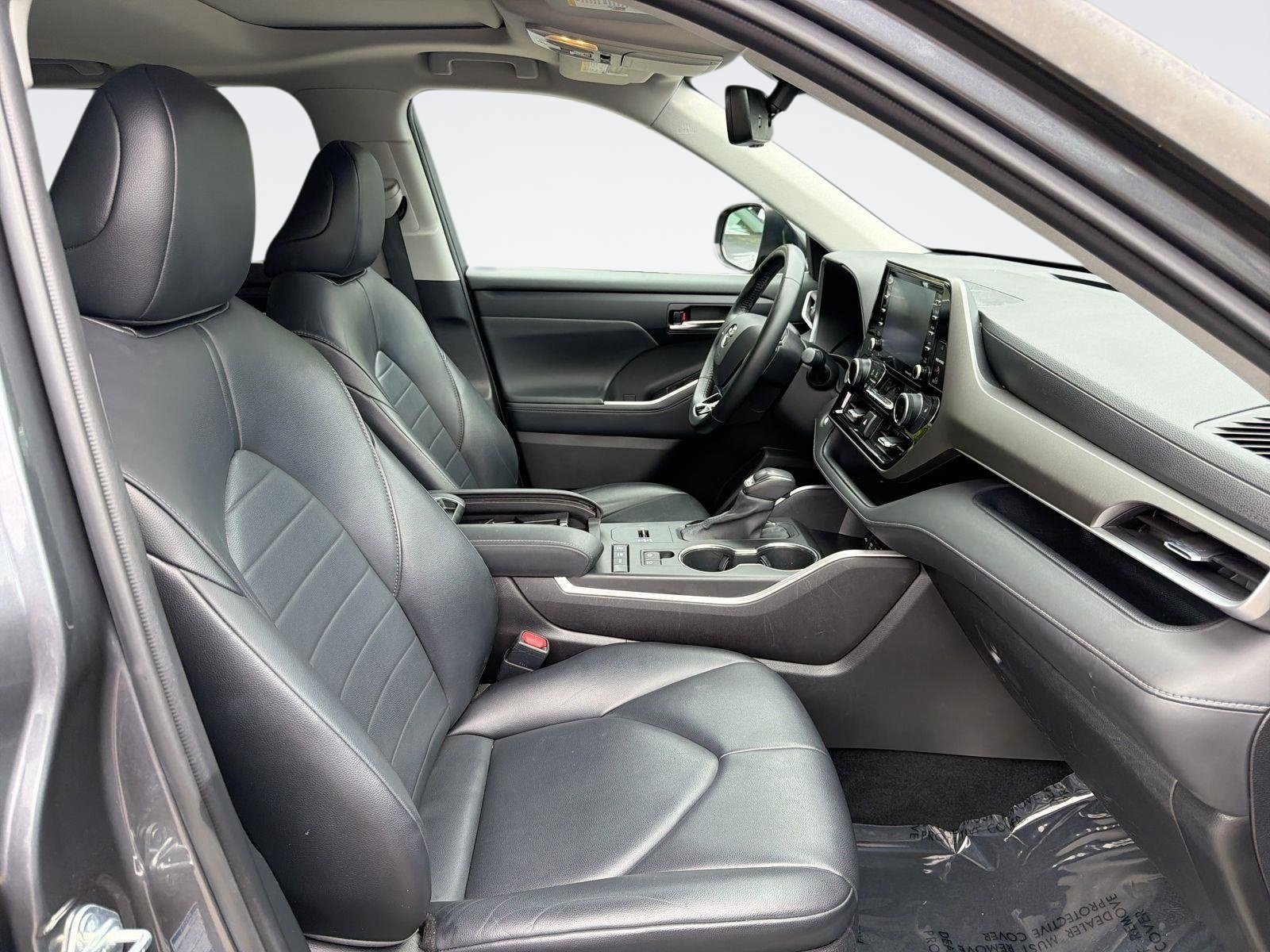 Used 2021 Toyota Highlander XLE AWD/4WD image 35