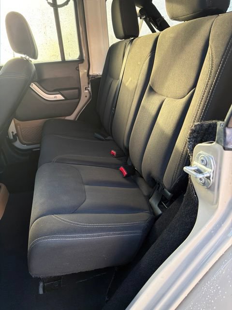 Used 2017 Jeep Wrangler Unlimited Sahara w/ Connectivity Group AWD/4WD image 9