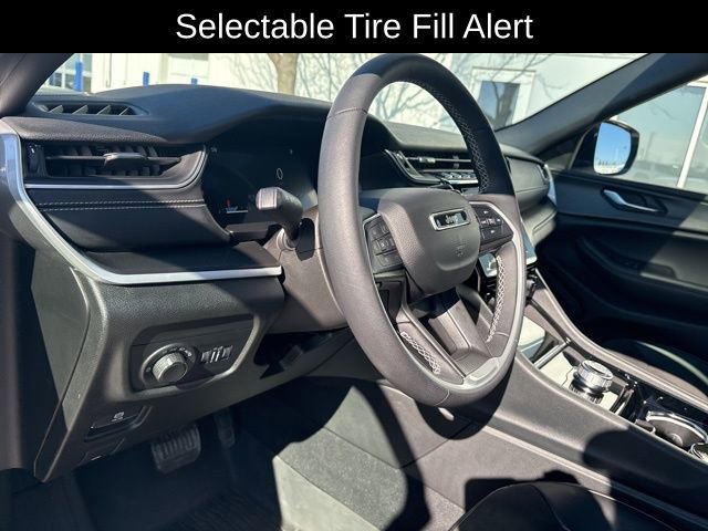 Used 2023 Jeep Grand Cherokee Altitude image 11