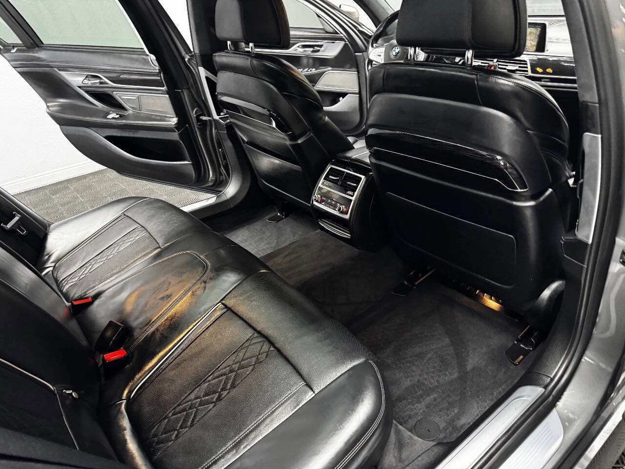 Used 2016 BMW 750i image 49