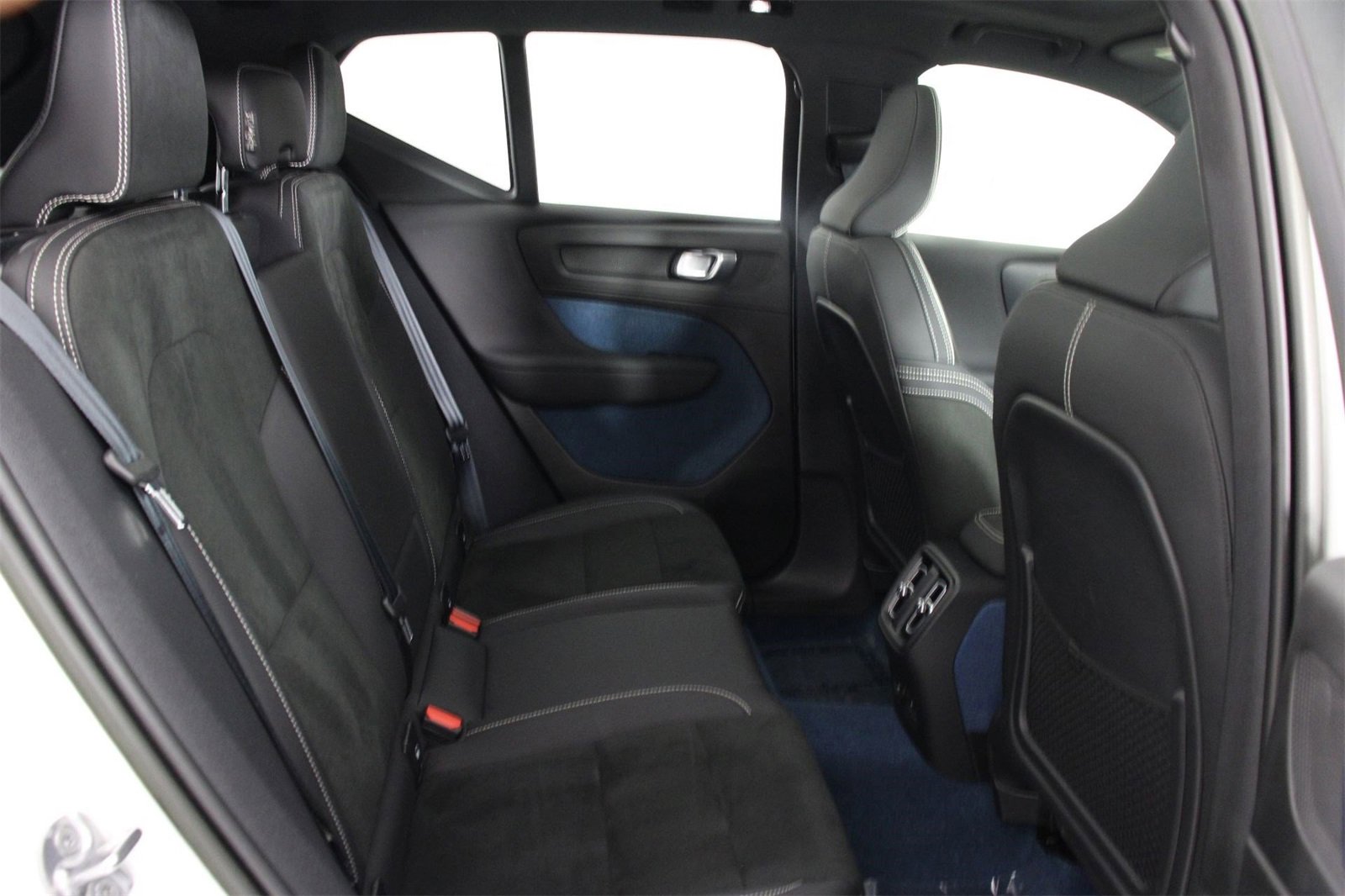 Certified 2023 Volvo XC40 Recharge Ultimate image 28