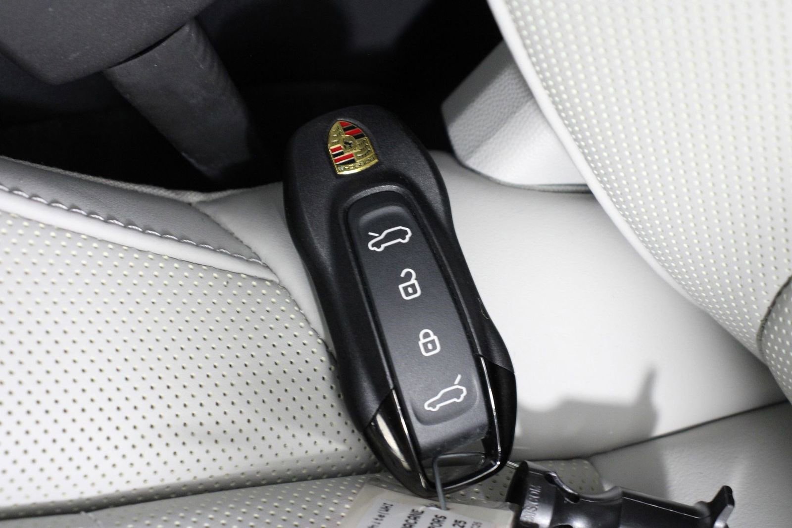 Certified 2025 Porsche Macan Electric image 32