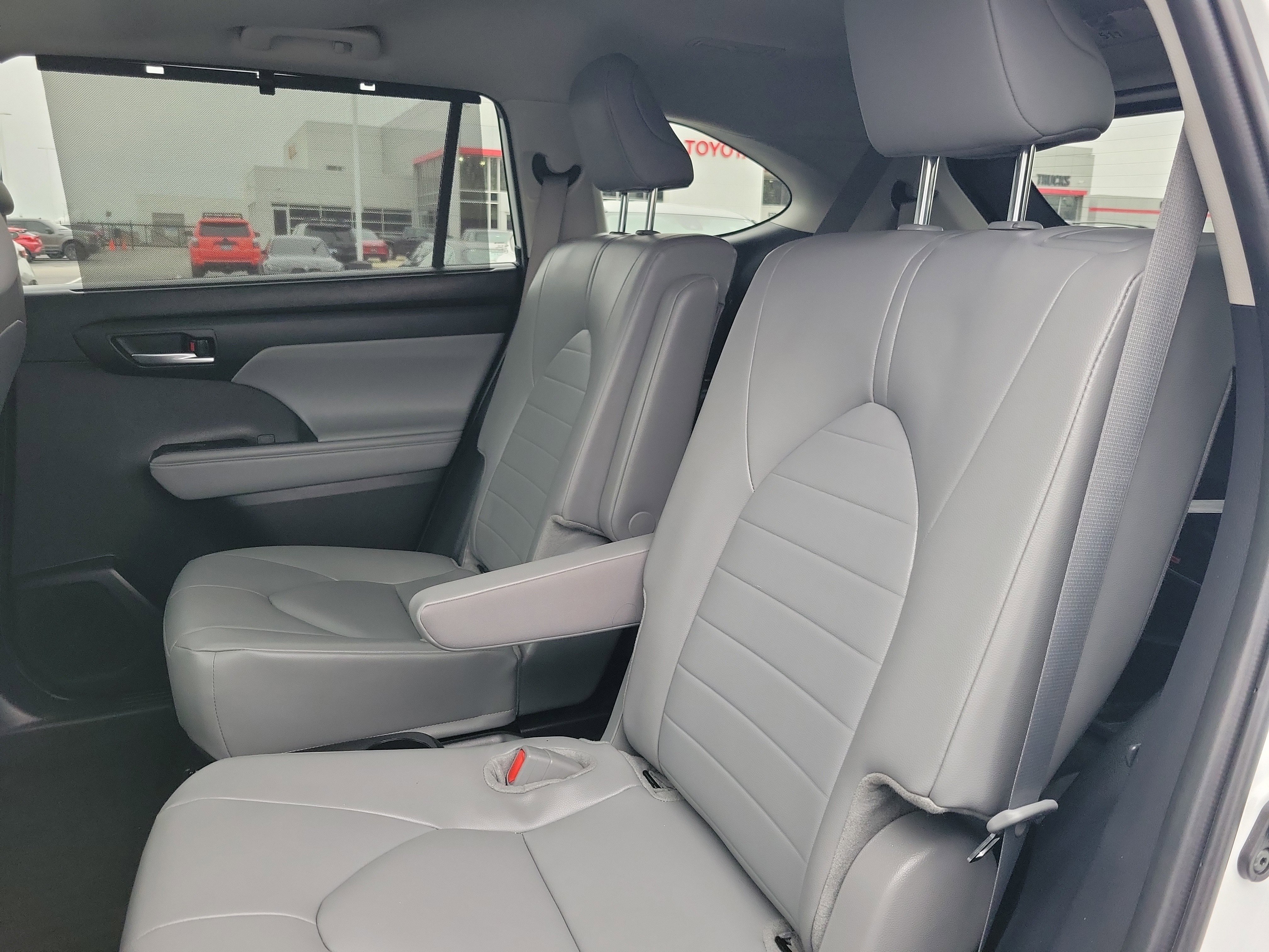 Certified 2025 Toyota Highlander XLE image 8