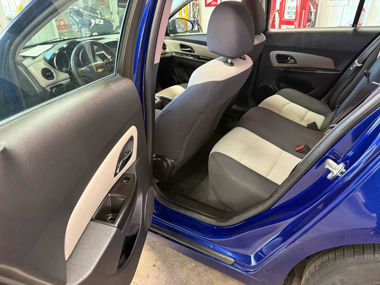 Used 2013 Chevrolet Cruze LS image 17