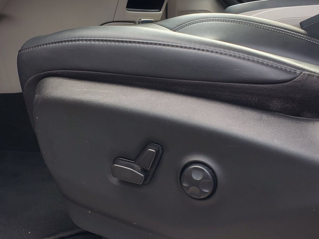 Used 2024 Chrysler Pacifica Touring-L FWD image 5