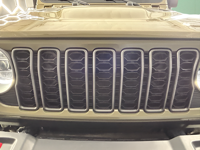 Used 2025 Jeep Wrangler Unlimited Rubicon AWD/4WD image 9