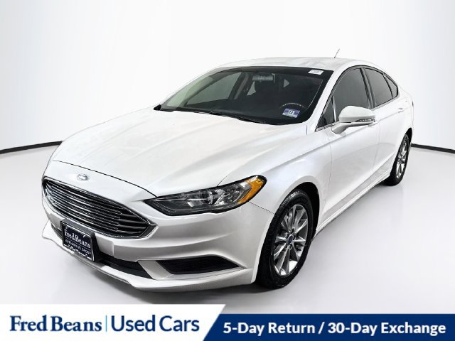 Used 2017 Ford Fusion SE w/ Fusion SE Technology Package FWD image 3