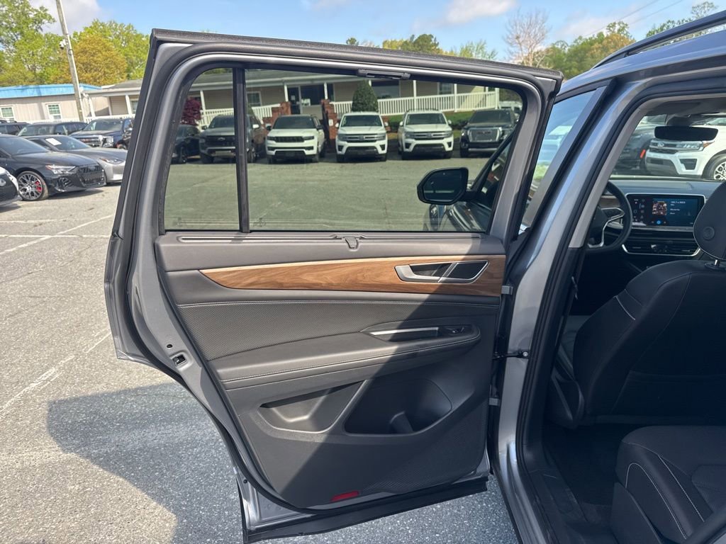 Used 2025 Volkswagen Atlas SE FWD image 25