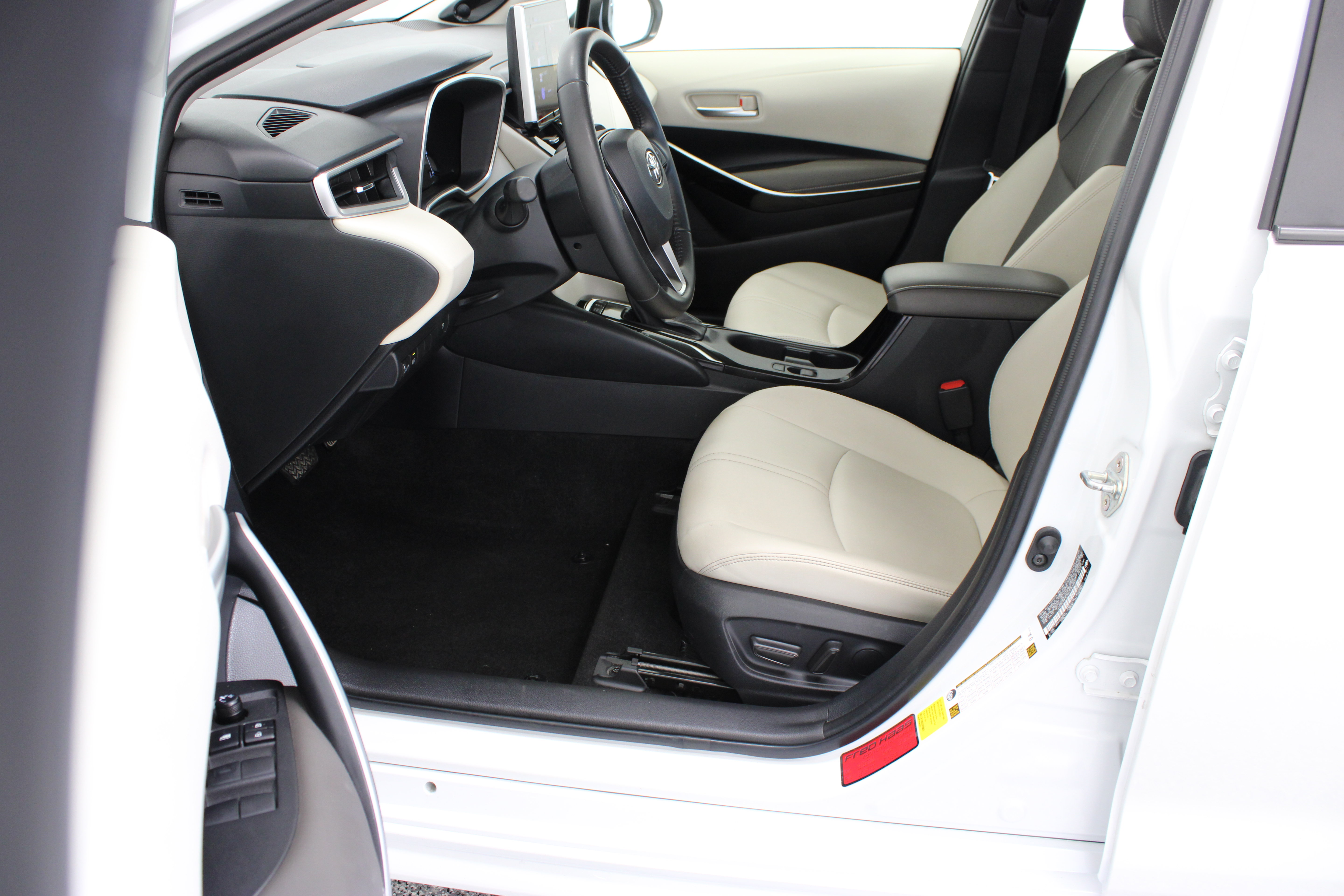 Used 2025 Toyota Corolla XLE FWD image 14