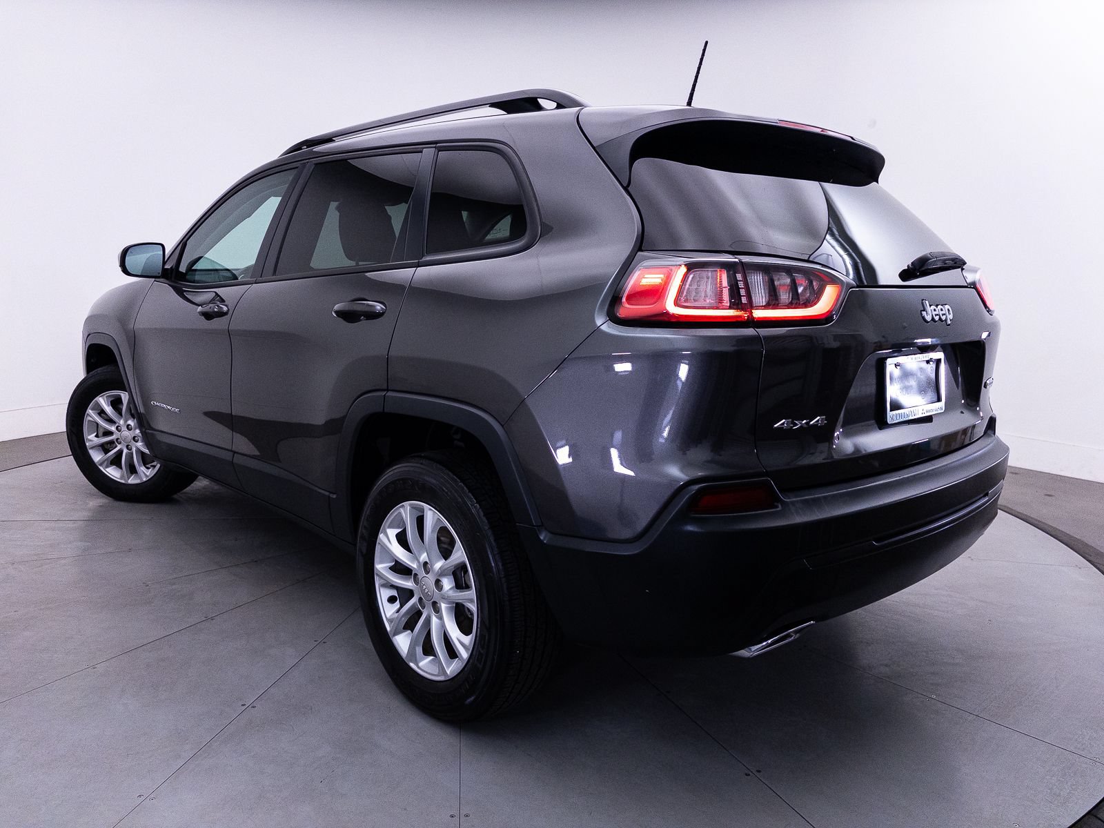 Used 2022 Jeep Cherokee Latitude Lux w/ Sun & Sound Group AWD/4WD image 2