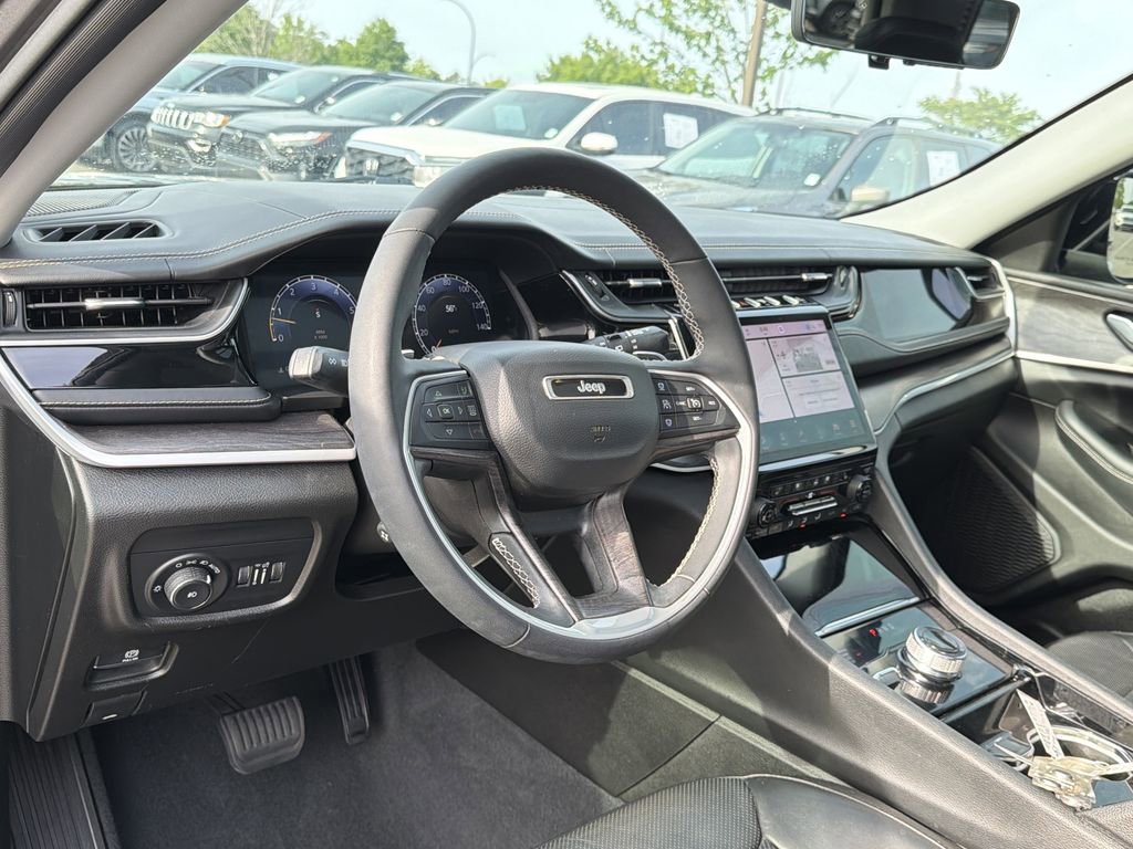 Used 2023 Jeep Grand Cherokee Limited w/ Luxury Tech Group II AWD/4WD image 10