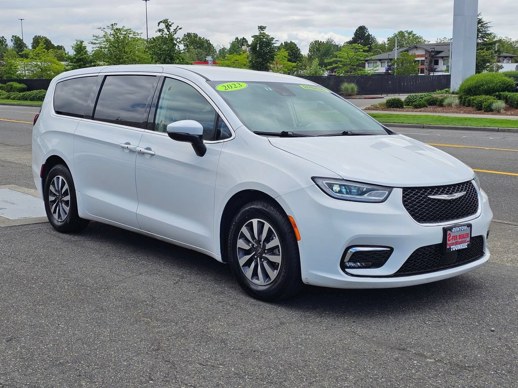 Used 2023 Chrysler Pacifica Touring-L FWD image 3