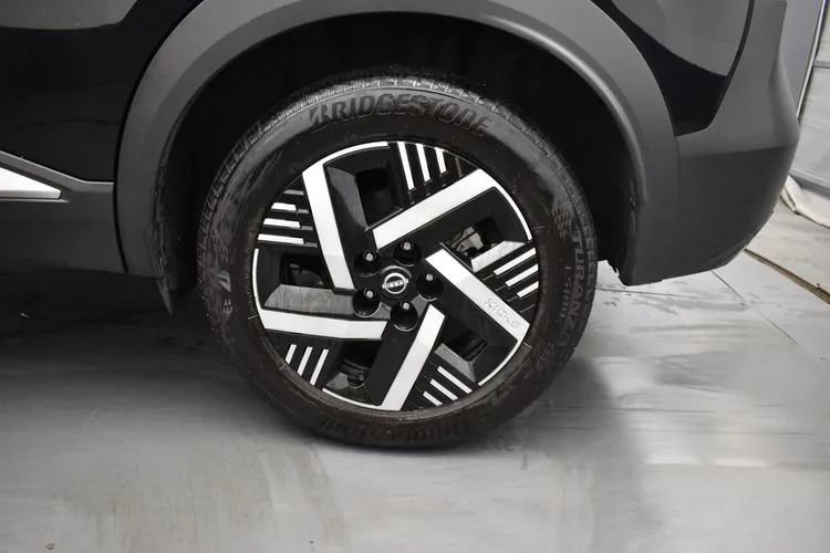 Used 2025 Nissan Kicks SV FWD image 34