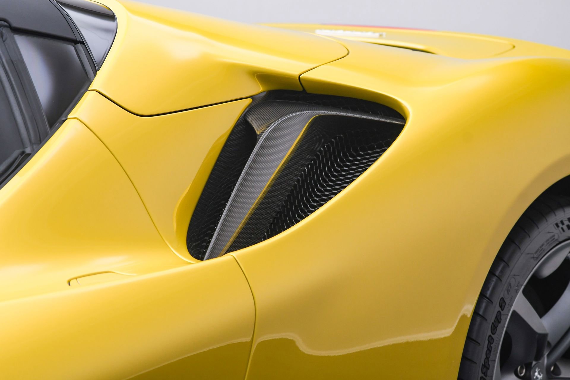 Used 2022 Ferrari SF90 Spider image 36