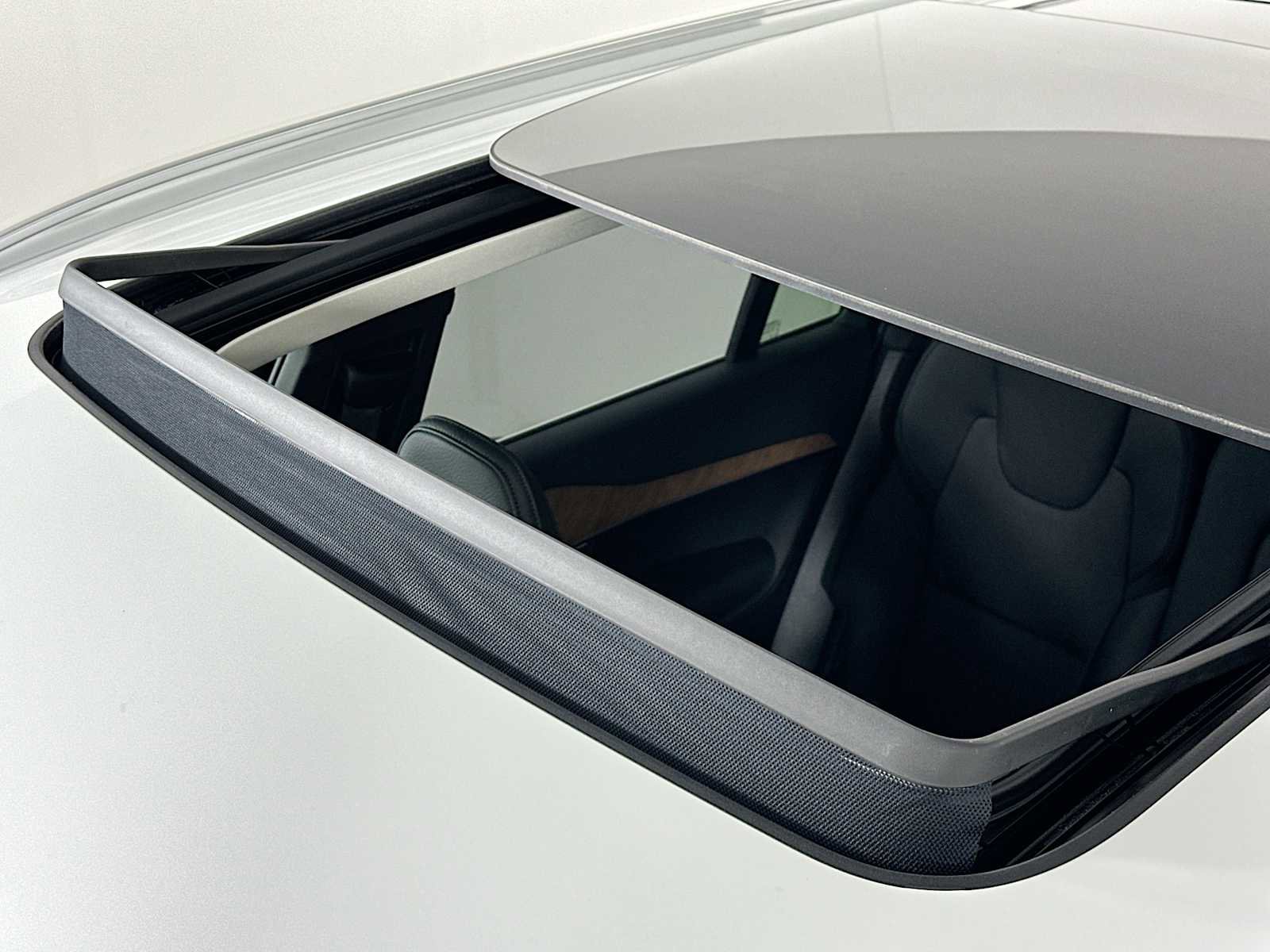 Used 2025 Volvo XC90 B6 Plus w/ Protection Package Premier image 17