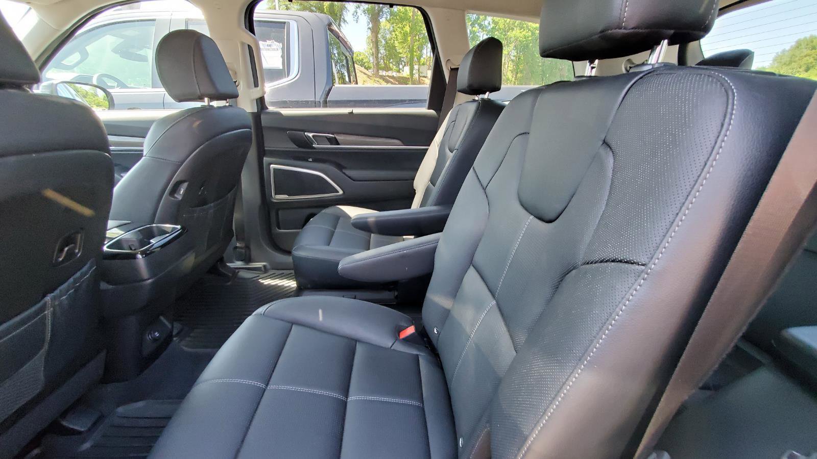 Used 2022 Kia Telluride EX w/ EX Premium Package FWD image 5
