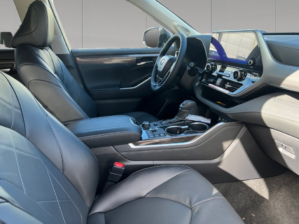 New 2026 Toyota Highlander Platinum AWD/4WD image 18