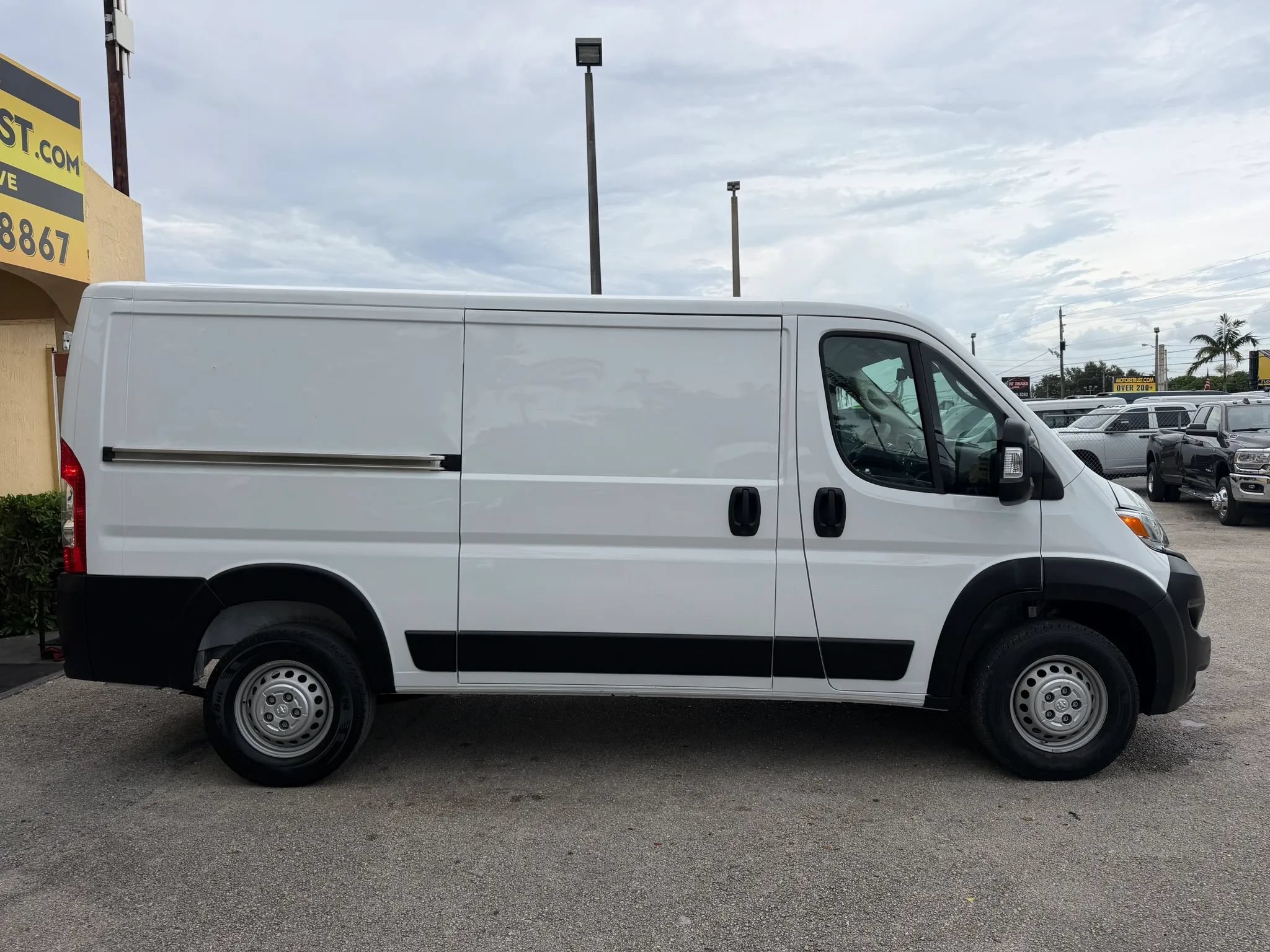Used 2024 RAM ProMaster 2500 136 w/ Safety Group FWD image 8
