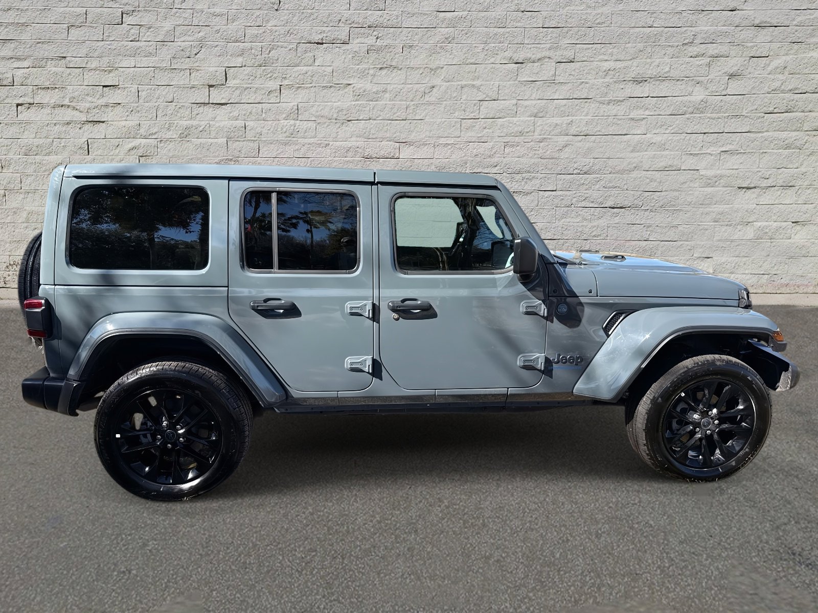 Used 2025 Jeep Wrangler Sahara w/ Safety Group image 4