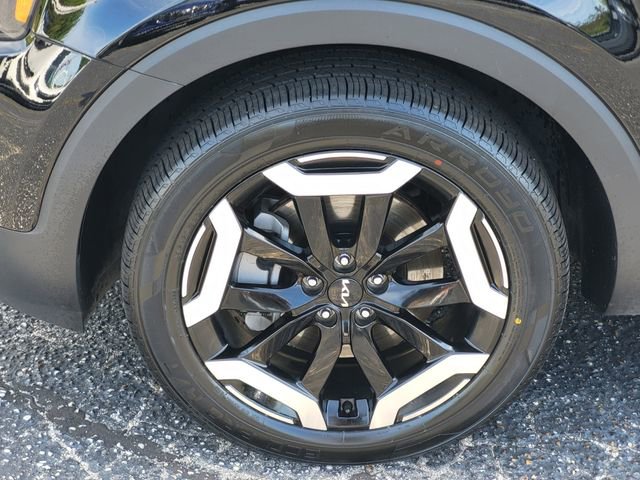 Used 2024 Kia Telluride EX w/ EX Captain's Chair Package image 9