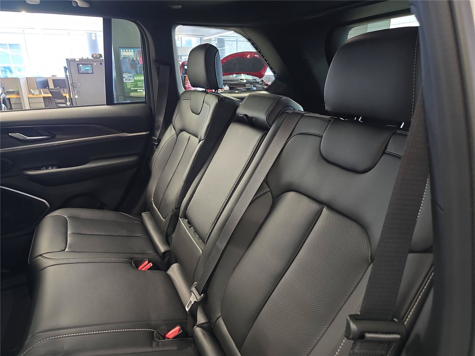 New 2026 Jeep Grand Cherokee Limited w/ Luxury Tech Group II AWD/4WD image 13