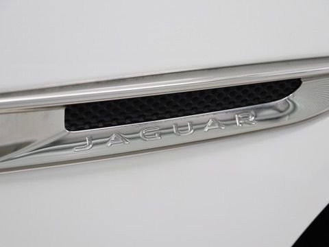 Used 2017 Jaguar XE Premium image 11