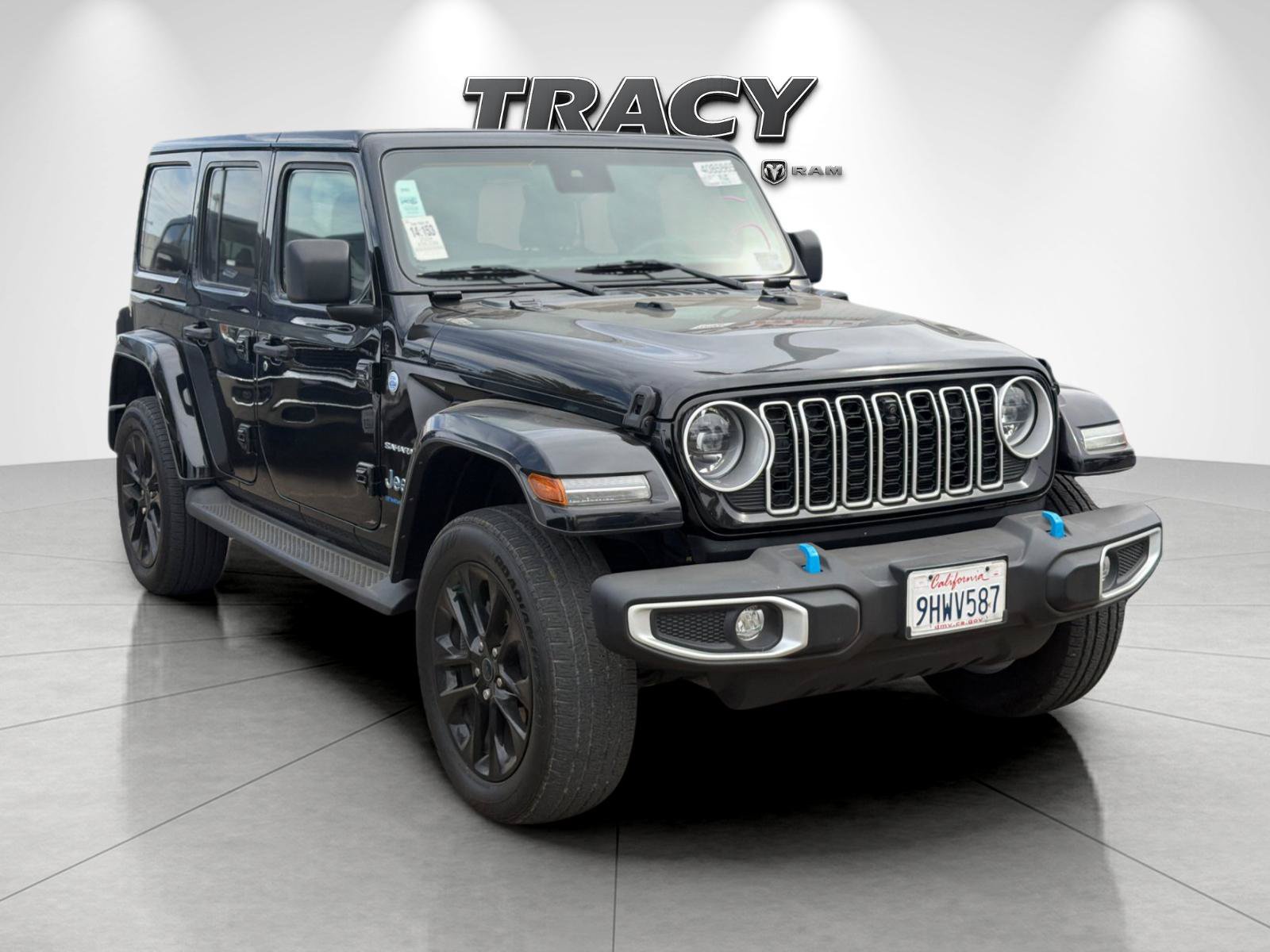 Used 2024 Jeep Wrangler Unlimited Sahara w/ Technology Group AWD/4WD image 2