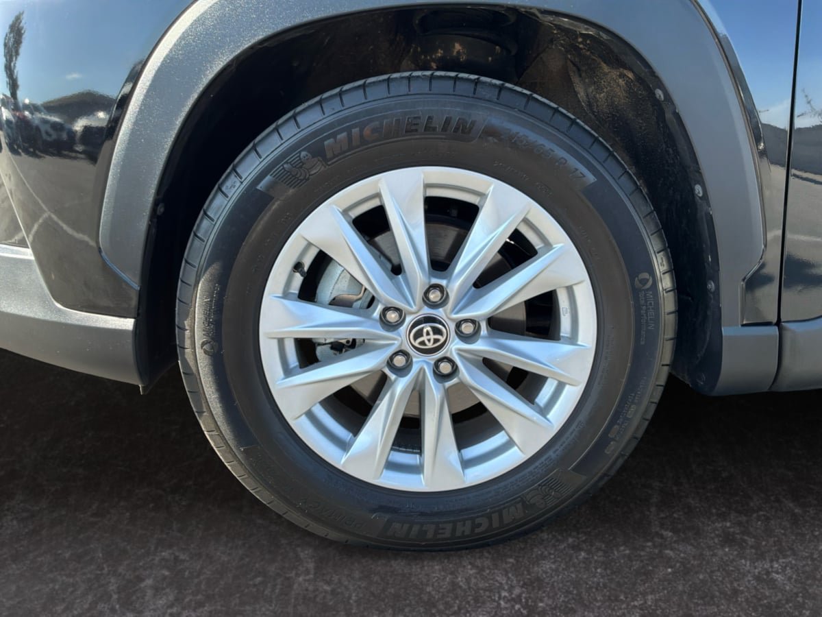 Used 2025 Toyota Corolla Cross LE FWD image 6