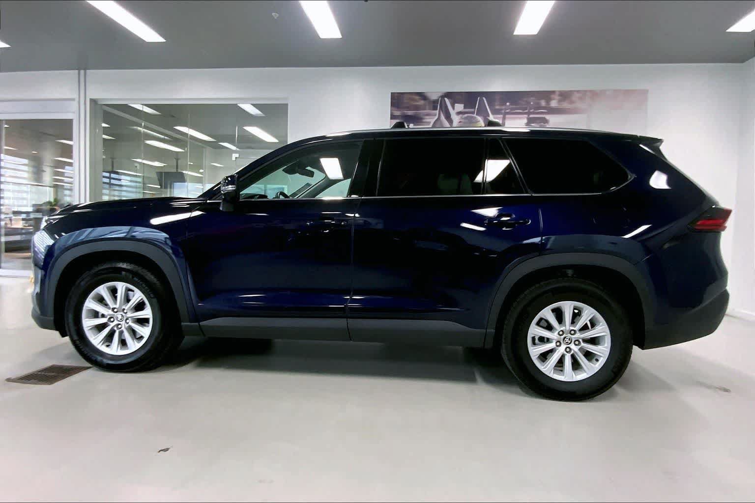 Used 2025 Toyota Grand Highlander AWD image 3
