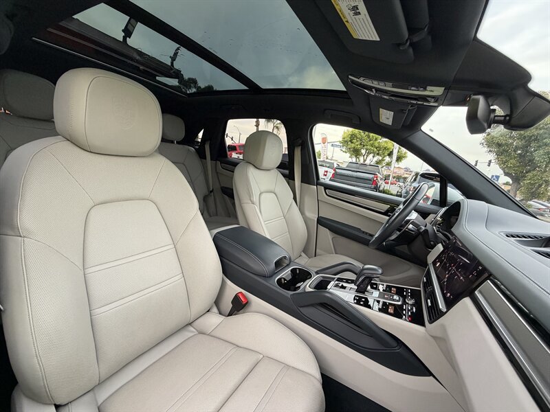 Used 2023 Porsche Cayenne S Platinum w/ Premium Package Plus AWD/4WD image 50