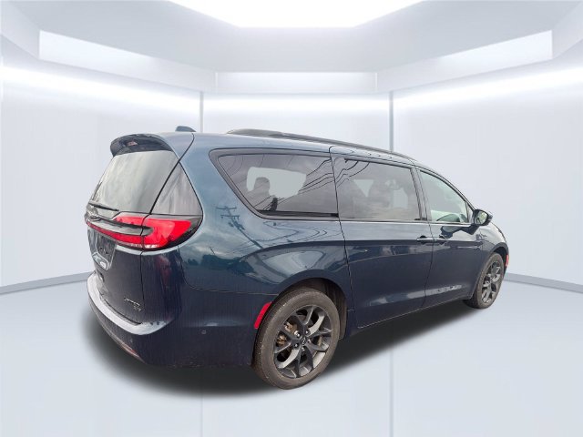 Used 2022 Chrysler Pacifica Limited w/ Uconnect Theater Family Group AWD/4WD image 5