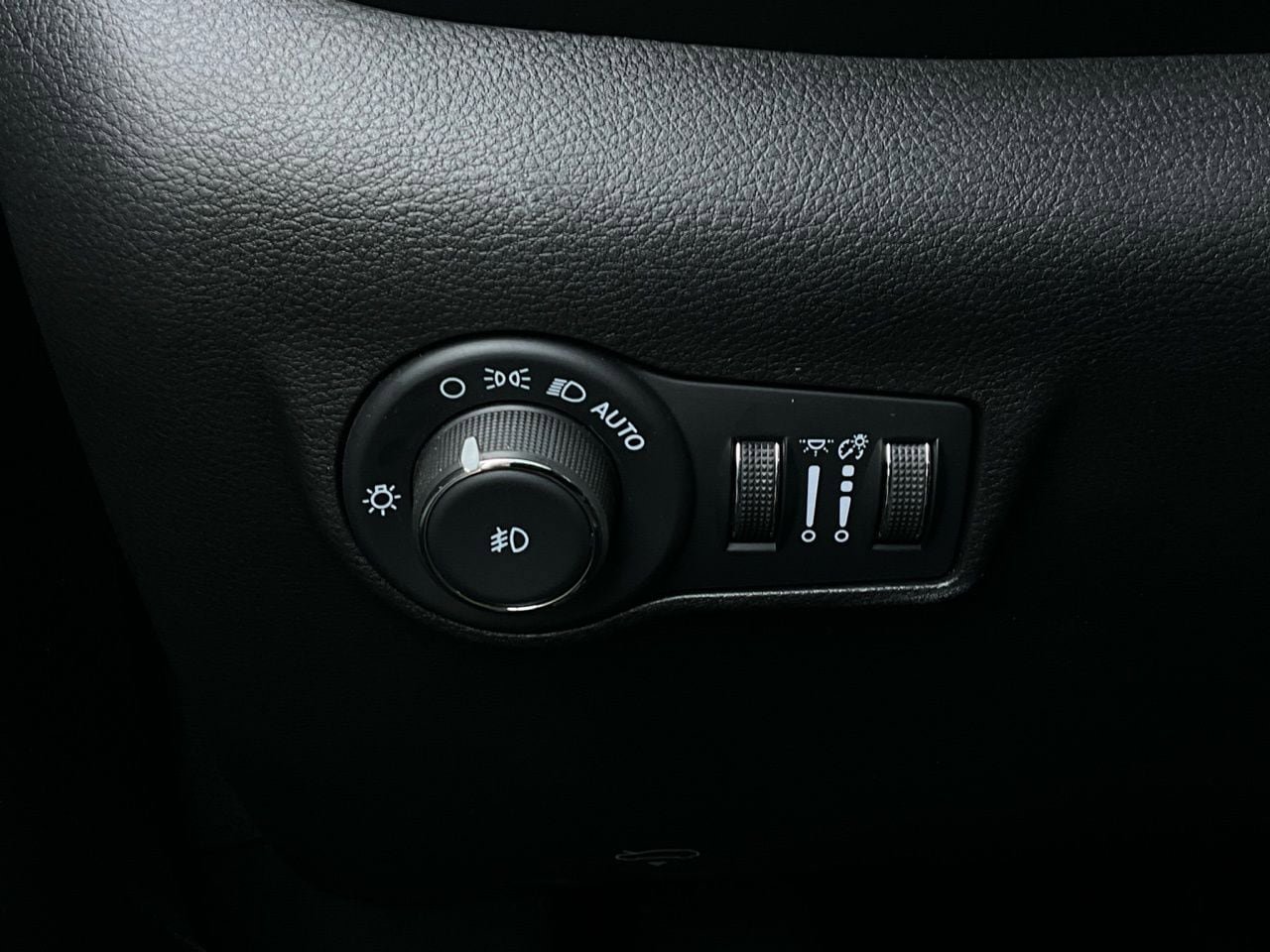 Used 2025 Jeep Compass Trailhawk w/ Trailer Tow Group AWD/4WD image 21