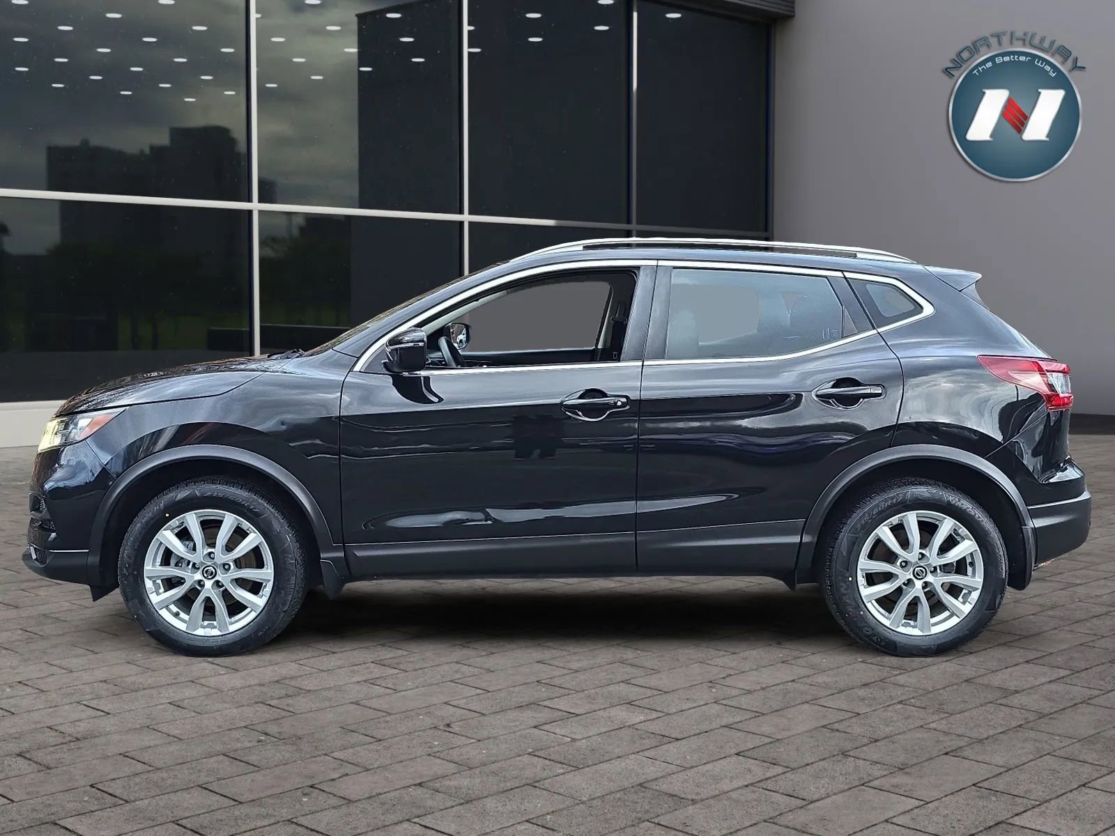 Used 2020 Nissan Rogue Sport SV image 2