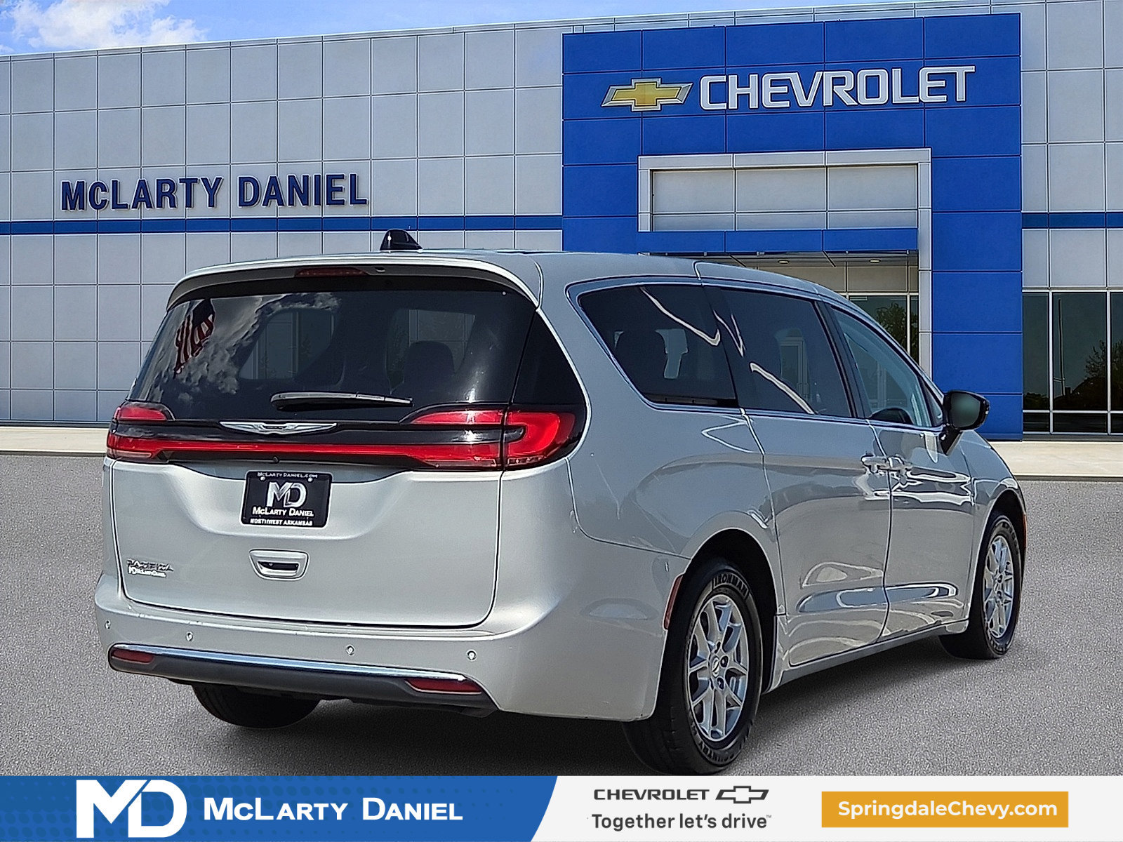 Used 2024 Chrysler Pacifica Touring-L FWD image 5