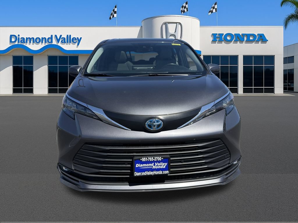 Used 2025 Toyota Sienna XLE FWD image 2