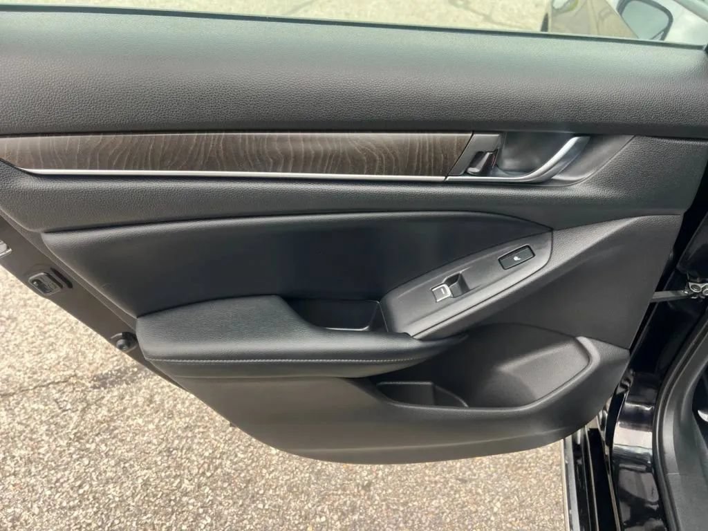 Used 2018 Honda Accord Touring image 23