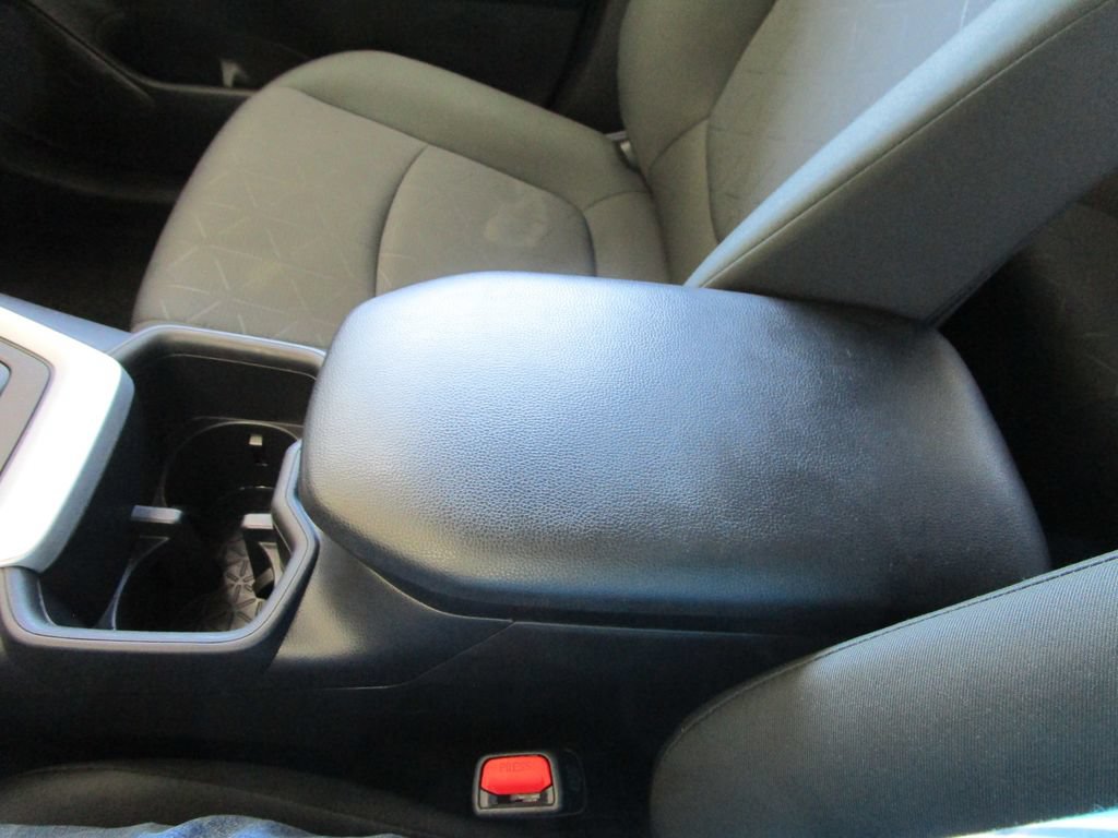 Used 2025 Toyota RAV4 XLE FWD image 38