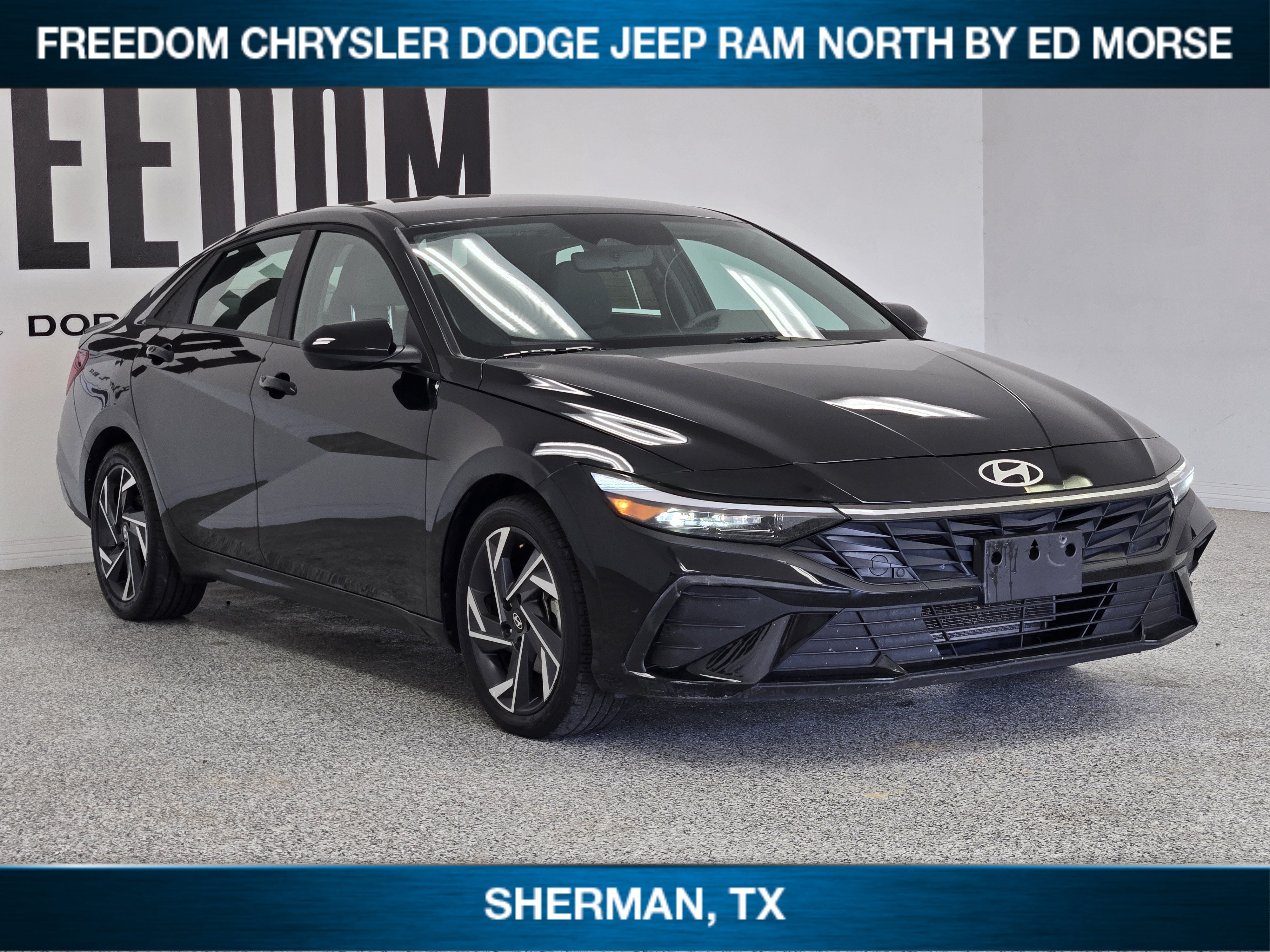 Used 2025 Hyundai Elantra Sport FWD image 2