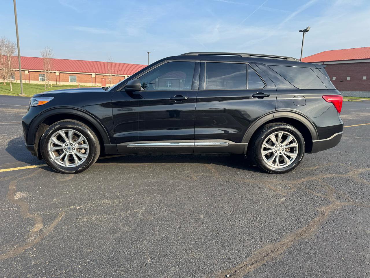 Used 2020 Ford Explorer XLT w/ Equipment Group 202A image 5