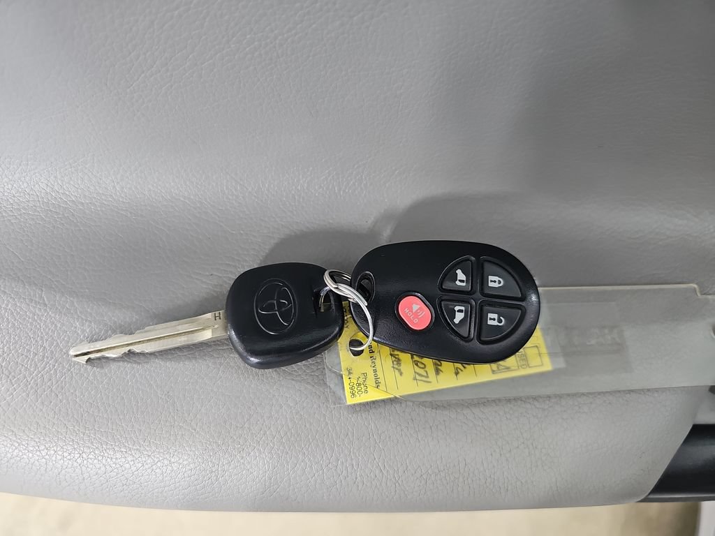 Used 2018 Toyota Sienna LE w/ Carpet Mat Package FWD image 40
