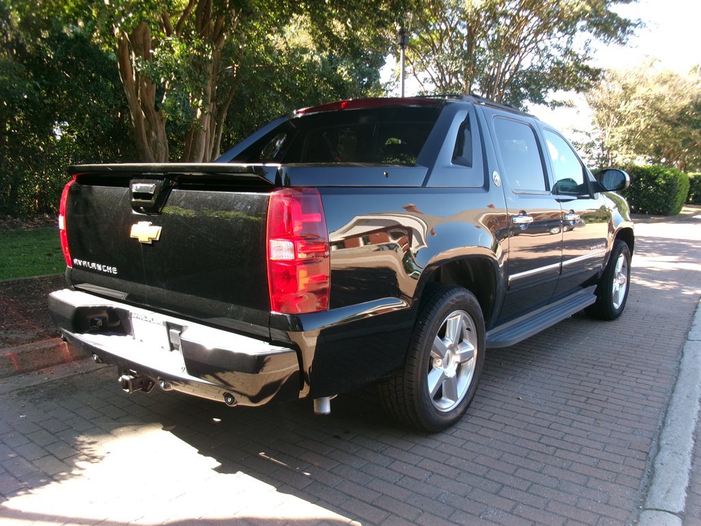 Used 2013 Chevrolet Avalanche LTZ RWD image 7