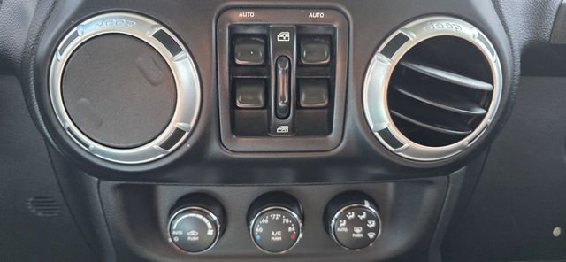 Used 2012 Jeep Wrangler Unlimited Rubicon image 22