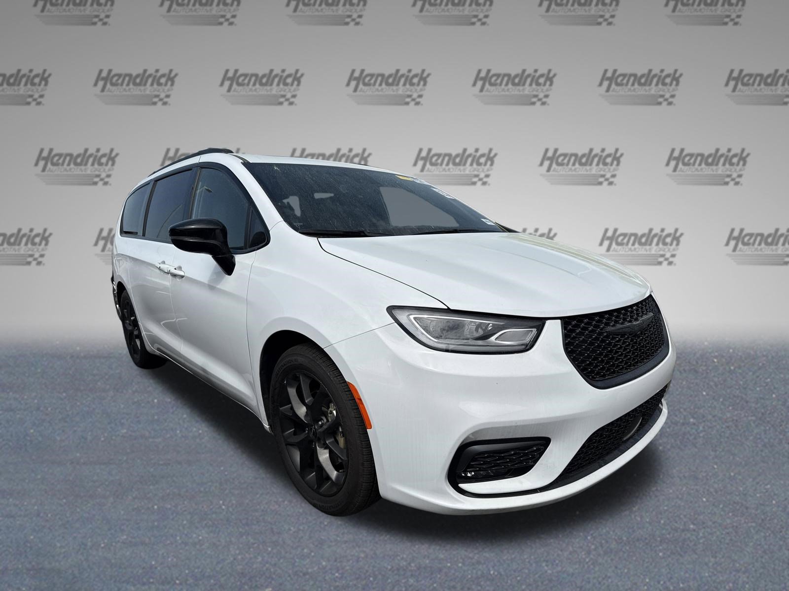 Used 2025 Chrysler Pacifica Limited FWD image 4