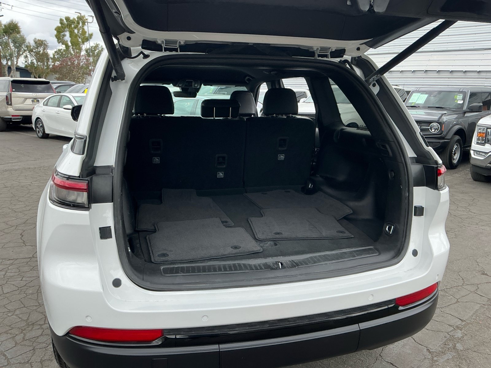 Used 2025 Jeep Grand Cherokee Altitude RWD image 25