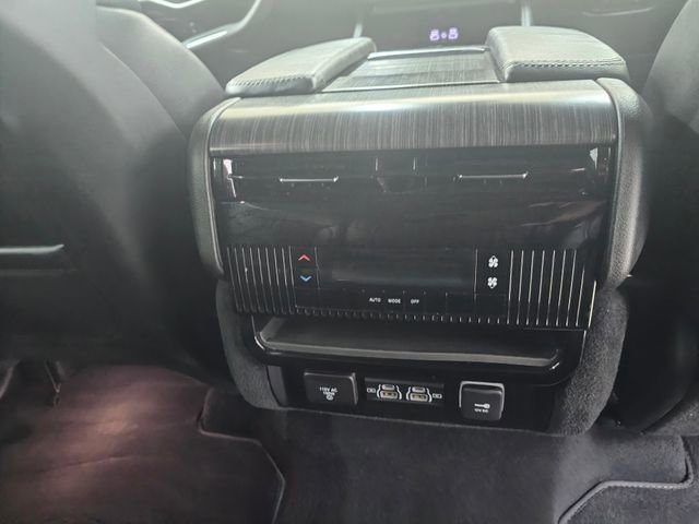 Used 2024 Jeep Wagoneer L Series II w/ Flexible Seating Group AWD/4WD image 15