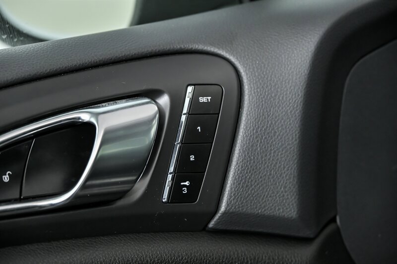 Used 2014 Porsche Cayenne Platinum Edition image 16